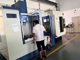 优泰制造模具车间CNC